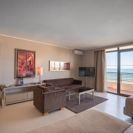 ビラ ガーレ アンパリウス ホテル